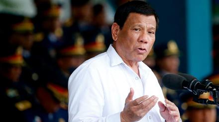 Der philippinische Präsident Rodrigo Duterte hat einen umstrittenen Hitler-Vergleich gemacht - den sein Außenminister nun in Berlin ebenfalls gutgeheißen hat.