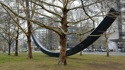 Um die Bäume rings um die Skulptur des französischen Bildhauers Bernar Venet An der Urania, ist heftiger Streit entbrannt.