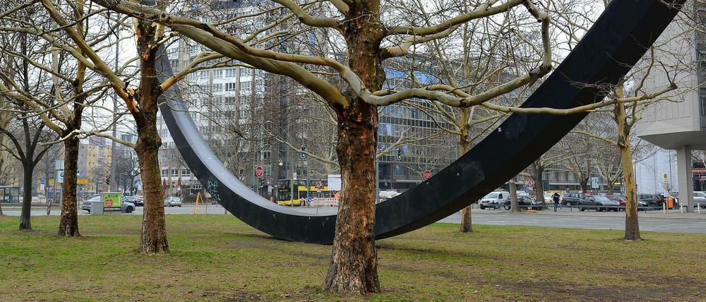 Um die Bäume rings um die Skulptur des französischen Bildhauers Bernar Venet An der Urania, ist heftiger Streit entbrannt.