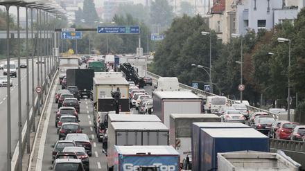 Ein kilometerlanger Stau hat sich auf der Stadtautobahn A100 in Berlin gebildet. (Symbolbild 2015)