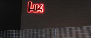 Das Logo des Waffenherstellers Heckler & Koch, aufgenommen am Stammsitz in Oberndorf.
