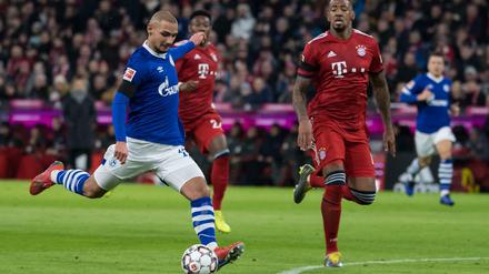 Haudrauf. Ahmed Kutucu (links) zieht ab, Bayerns Jerome Boateng schaut zu.