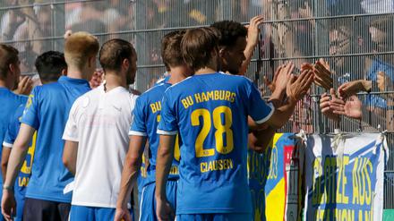 Betretene Stimmung. Der HSV Barmbek-Uhlenhorst nach dem Spiel gegen den Meiendorfer SV.