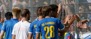 Betretene Stimmung. Der HSV Barmbek-Uhlenhorst nach dem Spiel gegen den Meiendorfer SV.