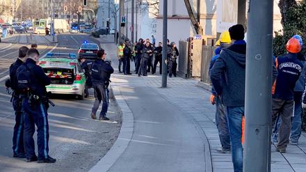 Polizisten stehen an einer Einsatzstelle im Münchner Stadtteil Au.