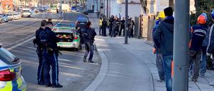 Polizisten stehen an einer Einsatzstelle im Münchner Stadtteil Au.