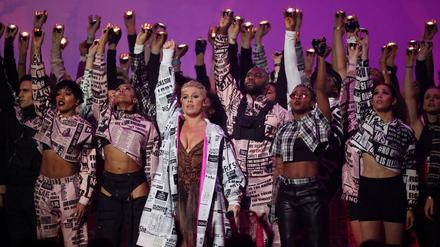 Pink tritt bei den Brit Awards 2019 auf.