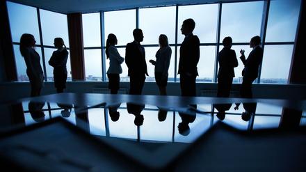 Frauen und Männer in Führungspositionen.