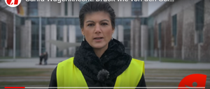 Linken-Politikerin Sahra Wagenknecht in Gelbweste vor dem Kanzleramt.