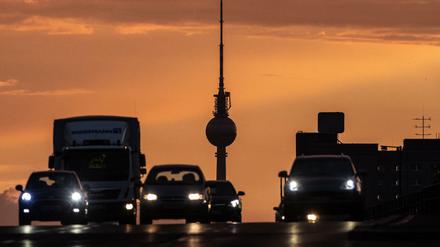 Fahrzeuge fahren am Abend auf der Lichtenberger Brücke.
