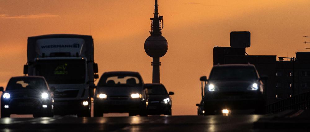 Fahrzeuge fahren am Abend auf der Lichtenberger Brücke.