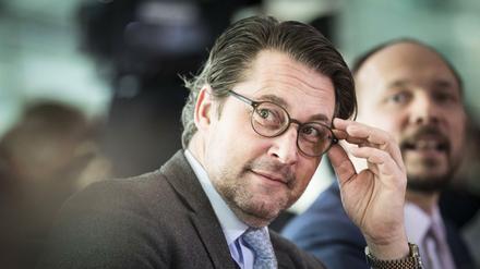 Bundesverkehrsminister Andreas Scheuer, CSU, sorgt dafür, dass es den bayern besonders gut geht - sagen die Grünen.