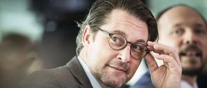 Bundesverkehrsminister Andreas Scheuer, CSU, sorgt dafür, dass es den bayern besonders gut geht - sagen die Grünen.