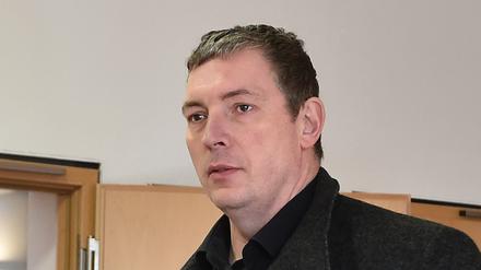 Der AfD-Landtagsabgeordnete Jan-Ulrich Weiß kommt am Brandenburger Landgericht zum Prozessbeginn.