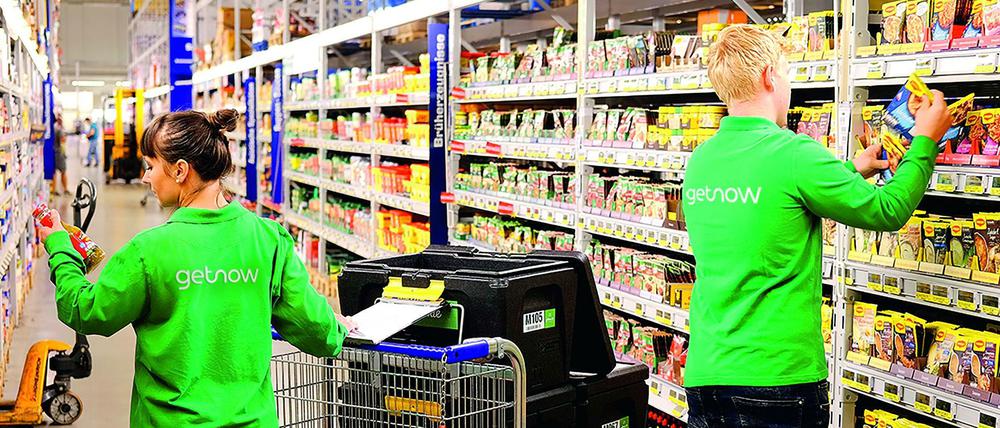 Zwei Shopper von Getnow packen die Bestellungen in einer Metro-Filiale ein. Von dort werden sie zu den Kunden geliefert.