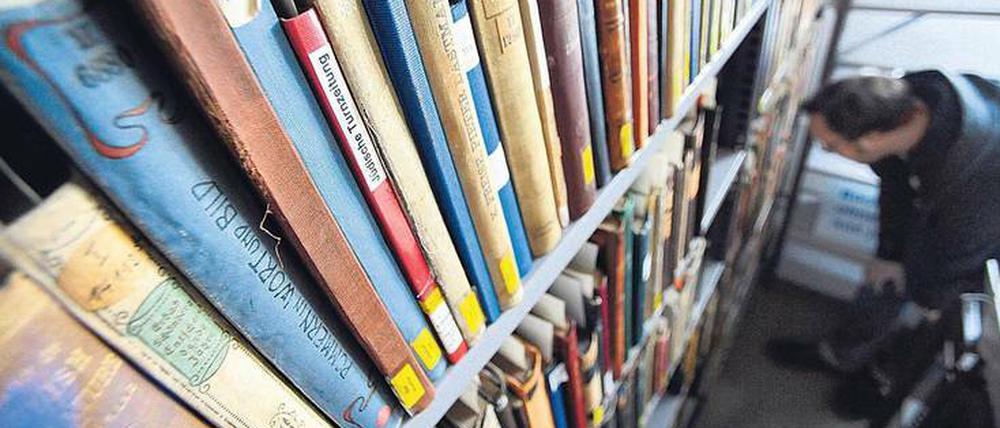 Jedes einzelne der zwei Millionen Bücher könnte Raubkunst sein.