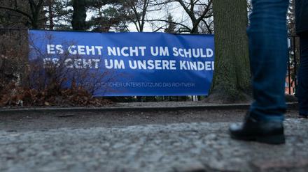 Ein Transparent hängt an einem Zaun der Hausotter Grundschule in Reinickendorf. 