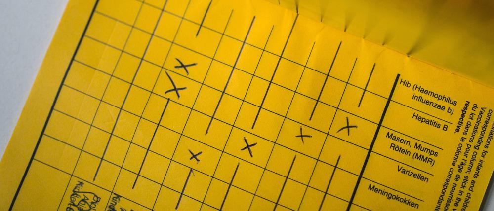 Gelber Helfer: Einen Impfpass gibt es in Deutschland für jedes Neugeborene. Sollte er einmal verloren gehen, ist das auch nicht so schlimm - der Hausarzt stellt ein neues Dokument aus und der Impfstatus lässt sich meist über die Krankenakte rekonstruieren.