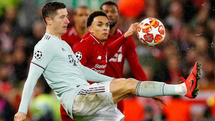 Beinarbeit. Robert Lewandowski kann auch auf einem Bein für Erstaunen sorgen.