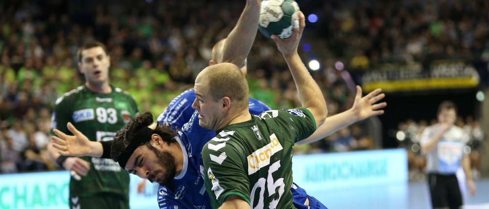 Kantig, wuchtig, gut. Berlins Paul Drux (mit Ball) ist auch Gummersbachs Pouya Norouzi nicht zu stoppen.