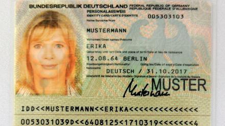 Muster eines deutschen Personalausweises. Bisher ist ein Fingerabdruck darauf freiwillig. 