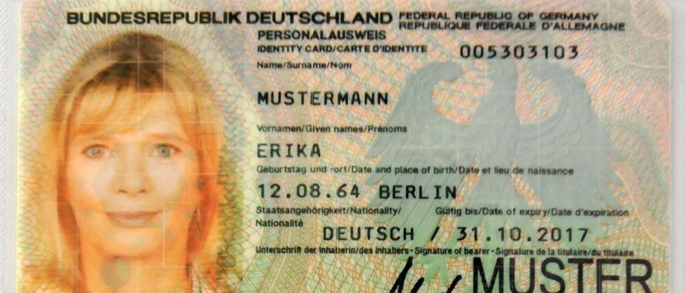 Muster eines deutschen Personalausweises. Bisher ist ein Fingerabdruck darauf freiwillig. 