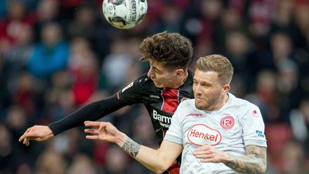 Mit Köpfchen. Leverkusens Torschütze Kai Havertz (l.) im Duell mit Düsseldorfs André Hoffmann.