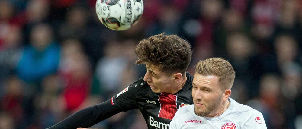 Mit Köpfchen. Leverkusens Torschütze Kai Havertz (l.) im Duell mit Düsseldorfs André Hoffmann.