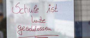 Eingangstür einer Schule in Köpenick