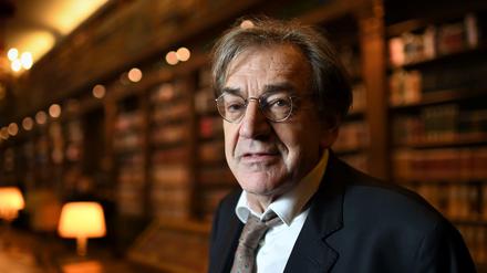 Der Philosoph Alain Finkielkraut in der Bibliothek der "Academie française". 