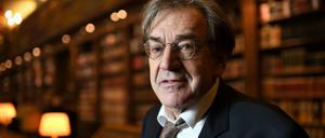 Der Philosoph Alain Finkielkraut in der Bibliothek der "Academie française". 