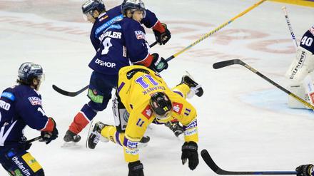 Abgeräumt. Die Berliner (in blau) besiegen die Gäste aus Krefeld dann doch noch deutlich.