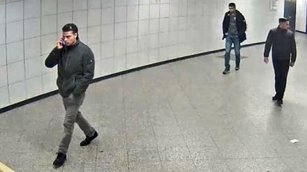 Die Polizei sucht diese Männer.
