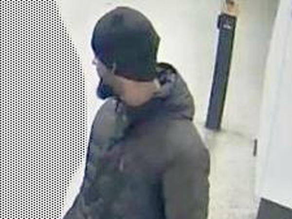 Die Polizei sucht diesen Mann.