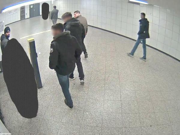 Die Polizei sucht diese Männer.
