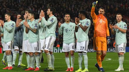 Die Bayern bedanken sich nach dem 0:0 bei den mitgereisten Fans.
