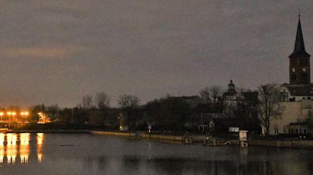 Bis zu einer Brücke in Köpenick funktioniert die Beleuchtung, während der andere Teil der Stadt ohne Strom ist
