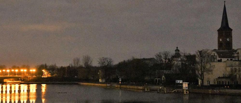 Bis zu einer Brücke in Köpenick funktioniert die Beleuchtung, während der andere Teil der Stadt ohne Strom ist