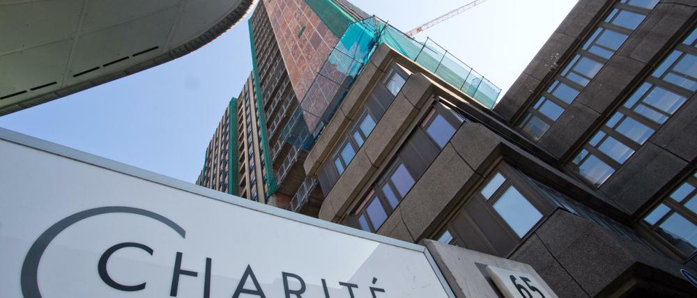 Die Charité ist als eine von wenigen der 33 deutschen Uniklinken ohne Defizit. Aber die Sparmaßnahmen sorgen immer wieder für Unmut bei den Mitarbeitern. Und auch die Forschung leidet darunter.