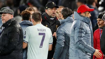 Kleiner Disput am Rande: Jürgen Klopp diskutiert mit Niko Kovac.