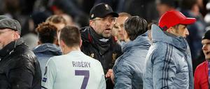 Kleiner Disput am Rande: Jürgen Klopp diskutiert mit Niko Kovac.