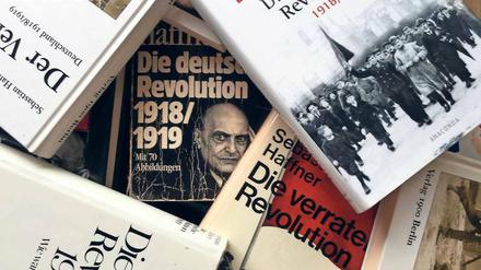 Eine Collage aus verschiedenen Buchtiteln zu Sebastian Haffners "Die deutsche Revolution 1918/1919.