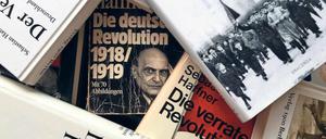 Eine Collage aus verschiedenen Buchtiteln zu Sebastian Haffners "Die deutsche Revolution 1918/1919.