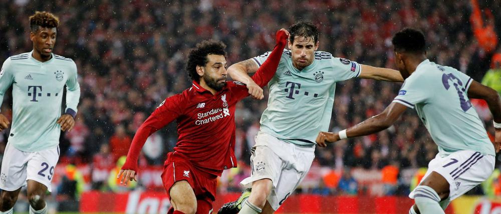 Hiergeblieben. Die Münchner setzten an der Anfield Road alles daran, Jürgen Klopps FC Liverpool keine Räume für Konter zu bieten. So hatte es Mohamed Salah (links) oft gleich mit zwei Gegenspielern zu tun – wie hier mit David Alaba (rechts) und Javi Martinez.