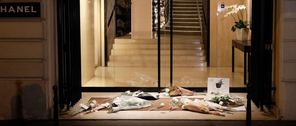 Blumen liegen im Eingang der Chanel-Filiale in Paris.