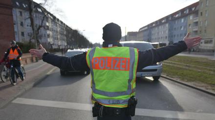 Ein Polizeibeamter regelt den Verkehr nach dem Stromausfall in Köpenick.