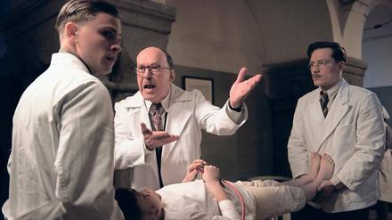 Bombenalarm: Otto (Jannik Schümann, l.) will Emil in den Bunker verlegen. Professor Sauerbruch (Ulrich Noethen) ist gegen eine Verlegung des frisch operierten Jungen.