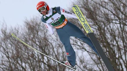 Der Anzug von Markus Eisenbichler schlackert absichtlich ein bisschen. Das verbessert die Flugeigenschaften.