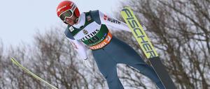 Der Anzug von Markus Eisenbichler schlackert absichtlich ein bisschen. Das verbessert die Flugeigenschaften.