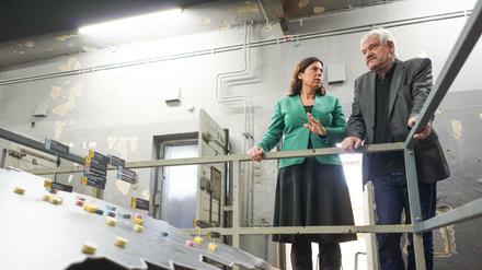 Bildungssenatorin Sandra Scheeres (SPD) und Zeitzeuge Michael Brack im früheren DDR-Polizeigefängnis Keibelstraße.